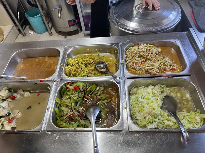 城市节奏中的午餐时光：临港快餐业的新风采